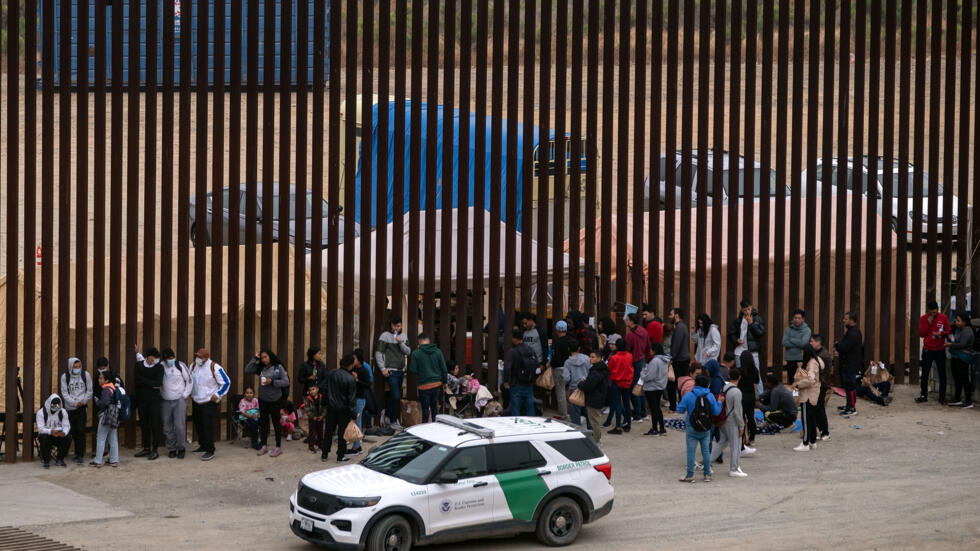 Defensores de migrantes demandan a Biden por restringir asilo en frontera