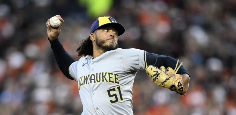 Peralta poncha a ocho, supera a Anderson en duelo de pitcheo y Cerveceros vencen 2-0 a Angelinos