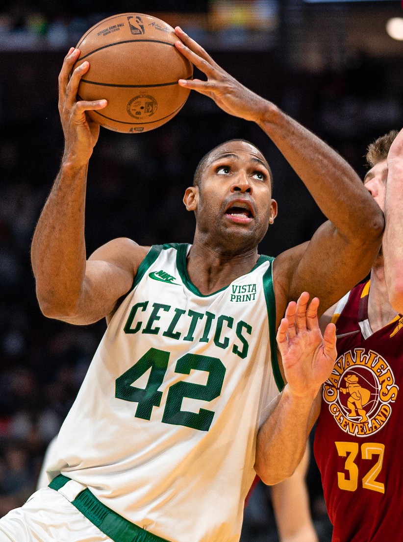 El dominicano Al Horford, tras la segunda victoria de Boston en las Finales de la NBA, destacó este domingo la unidad y la determinación de los Celtics para intentar conquistar el título. "Creo que estamos muy conectados como grupo. Estamos intentando jugar duro, competir y hacer jugadas. Es increíble la voluntad de estos tipos en este vestuario", dijo. "Estoy muy muy orgulloso de este grupo. Entendimos que teníamos que proteger nuestra cancha. Sabíamos que ellos iban a salir más agresivos. Fuimos capaces de resistir sus parciales y proteger nuestra cancha", agregó. Con 38 años y ya en su temporada 17 en la NBA, Horford está a solo dos triunfos del primer anillo de su carrera después de que los Celtics, otra vez con una defensa fantástica, se colocaran este domingo con 2-0 en las Finales tras vencer por 105-98 a los Dallas Mavericks. Si Kristaps Porzingis, que acabó tocado este domingo, fue el ingrediente clave de la primera victoria, esta vez fue Jrue Holiday el faro ofensivo con 26 puntos (estelar 11 de 14 en tiros) y 11 rebotes.