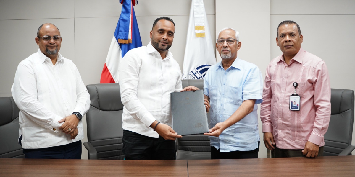 Minerd recibe terreno en Fantino para construcción de una escuela básica