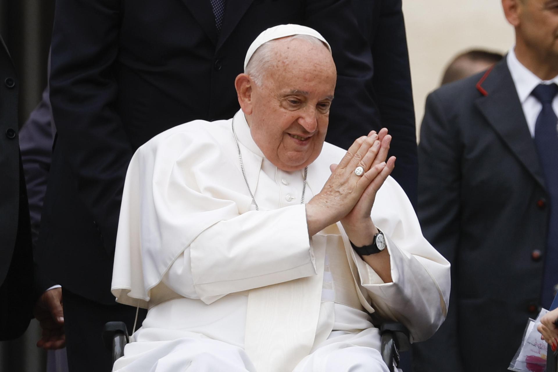 Papa pide acoger y garantizar condiciones humanas a refugiados
