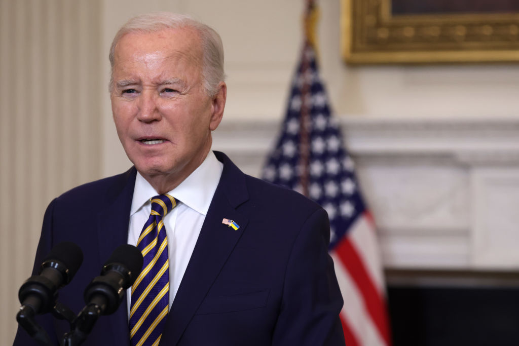 Biden anuncia un nuevo perdón de deuda estudiantil a 35,000 trabajadores del sector público en EEUU