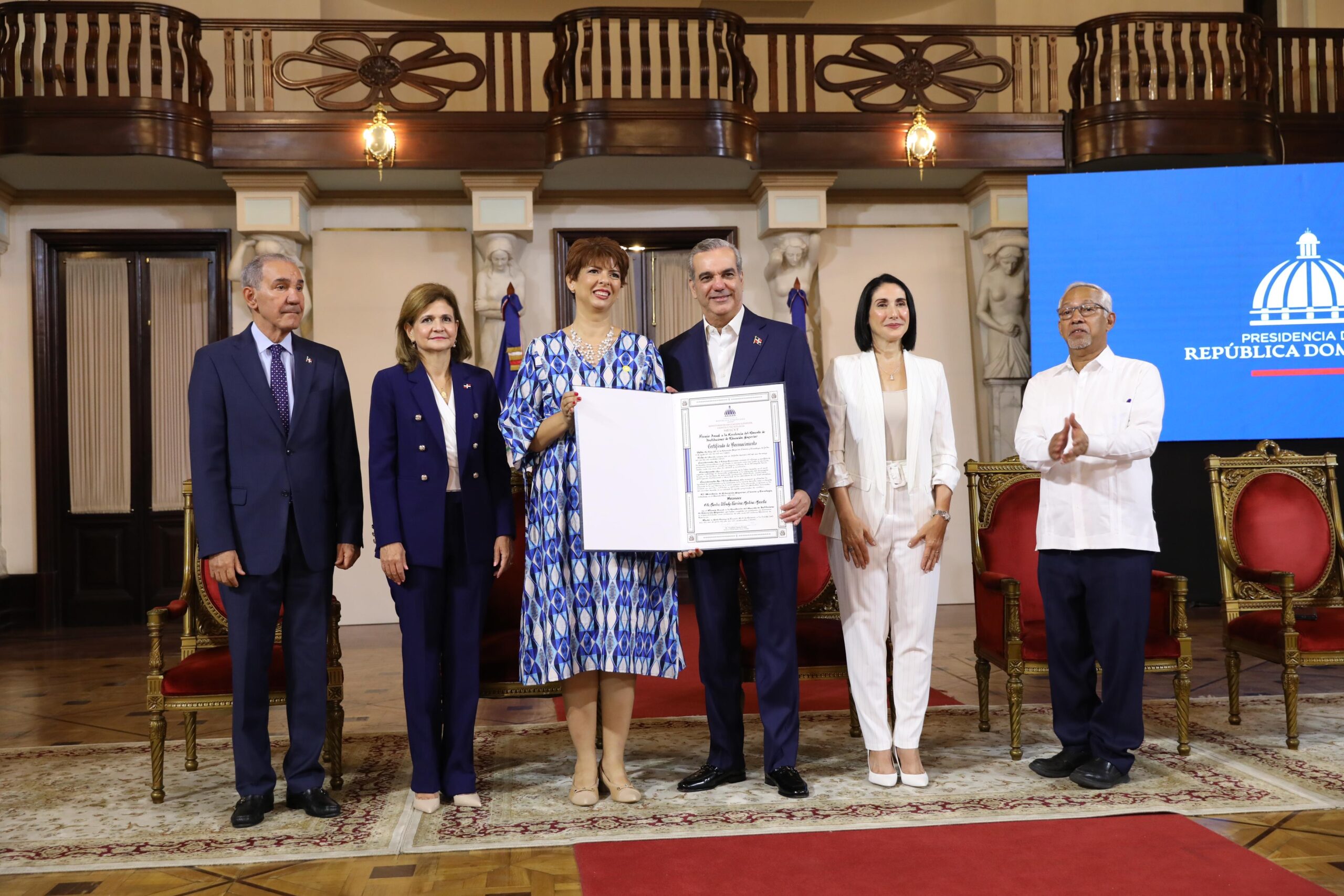 Presidente Abinader entrega Premio a la Excelencia Magisterial 2024 a cinco docentes, por trayectoria de servicio en aulas y aportes al desarrollo académico de los estudiantes