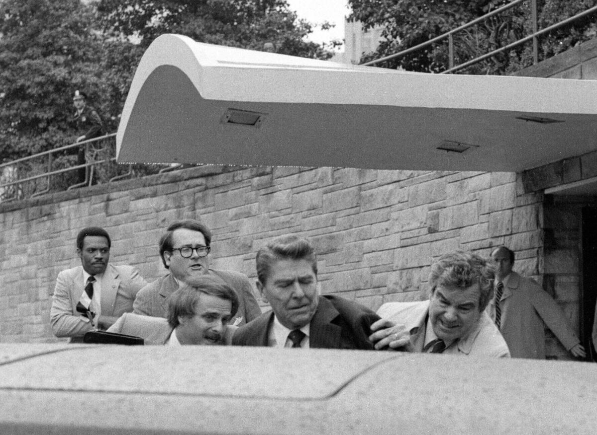 Reagan sobrevivió a un intento de asesinato y su respuesta cambió la trayectoria de su presidencia