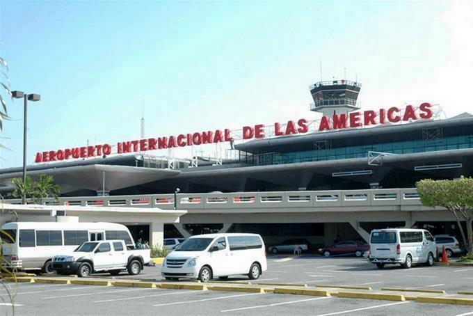 Solo dos vuelos han sido cancelados desde el AILA este martes por el paso del huracán Beryl