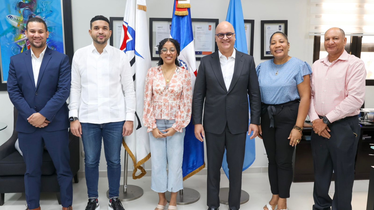 Estudiante aeroespacial Chantal Valenzuela recibe apoyo del IDAC y el Ministerio de la Juventud