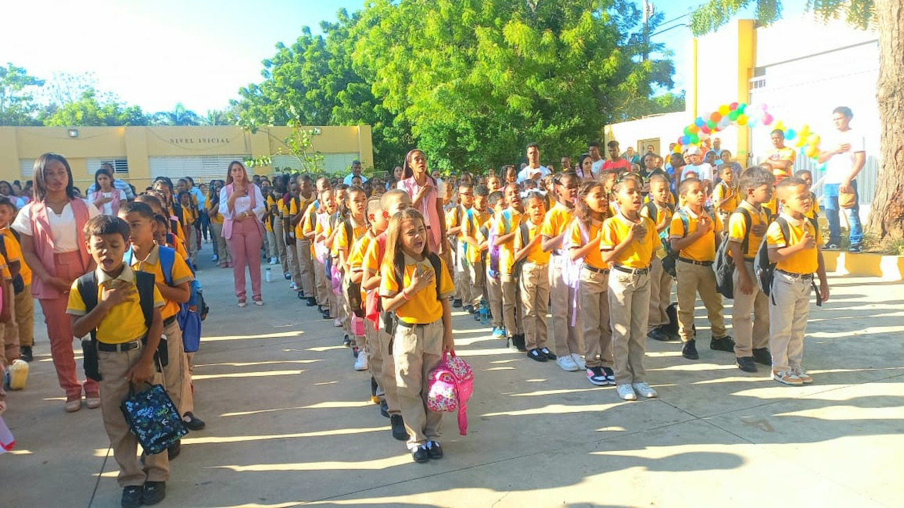 Más del 83 % de los estudiantes asiste a clases el primer día del año escolar