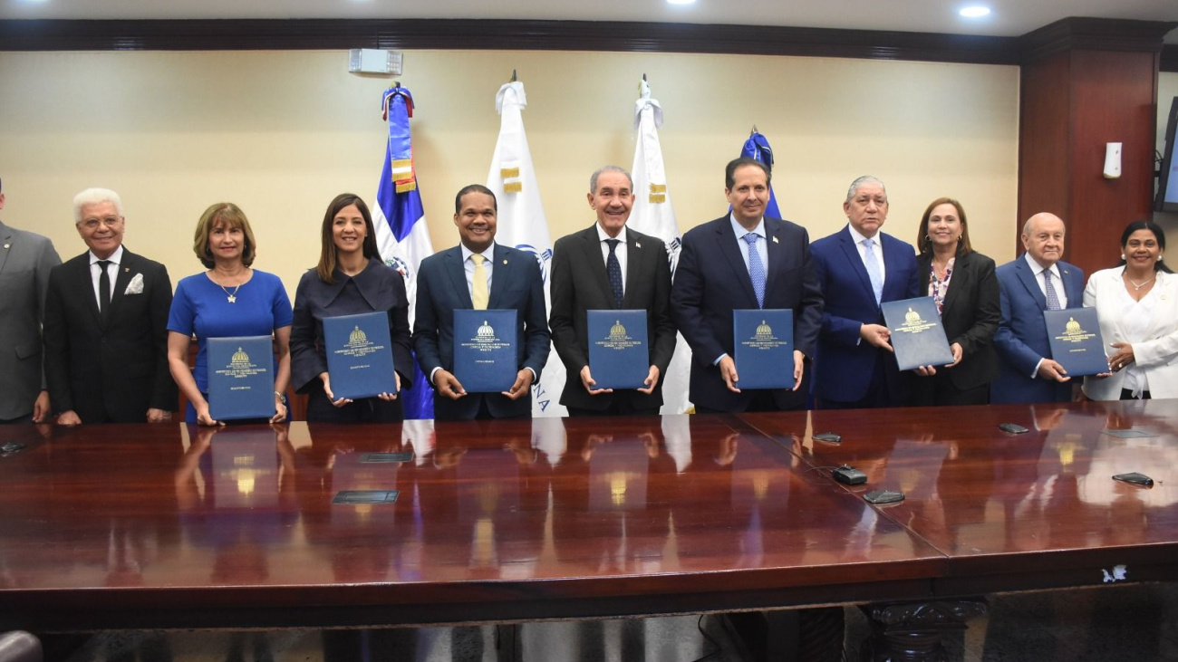 Mescyt, Salud Pública y tres universidades dominicanas firman acuerdo para capacitar estudiantes de medicina, en Brasil, Colombia, España y México