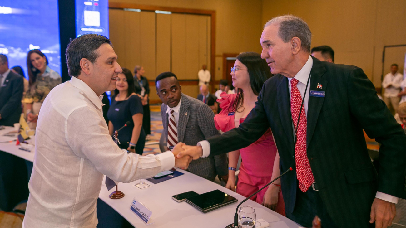 Ministro del Mescyt anuncia avances de RD en Inteligencia Artificial tras participar en Cumbre Ministerial en Colombia