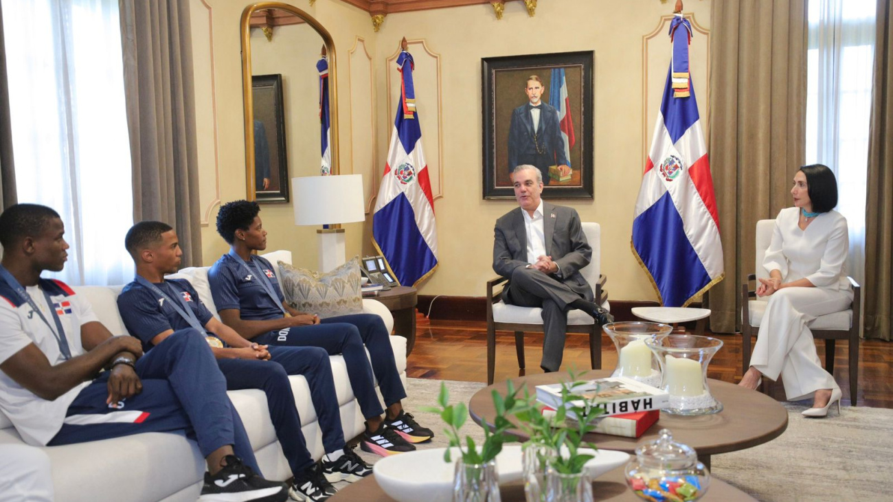 Presidente Abinader recibe en Palacio Nacional a medallistas olímpicos Marileidy Paulino, Yunior Alcántara y Cristian Pinales