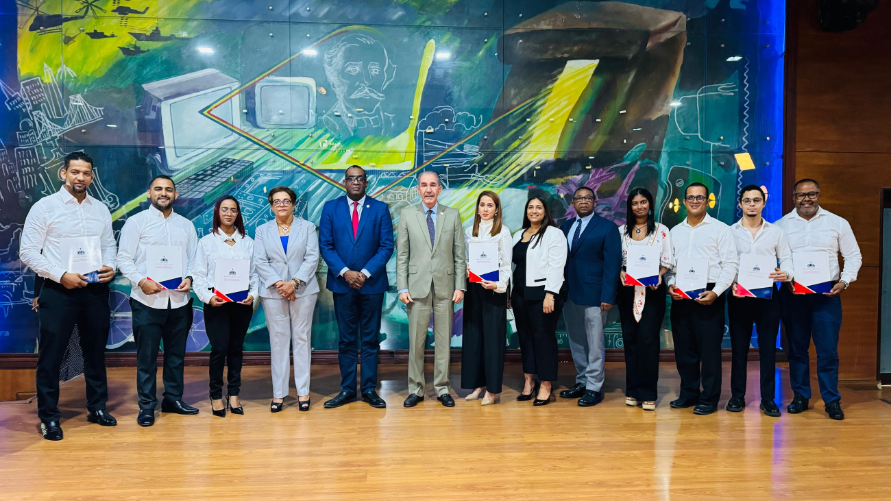Mescyt entrega 614 becas nacionales a estudiantes de postgrado en la Universidad Autónoma de Santo Domingo