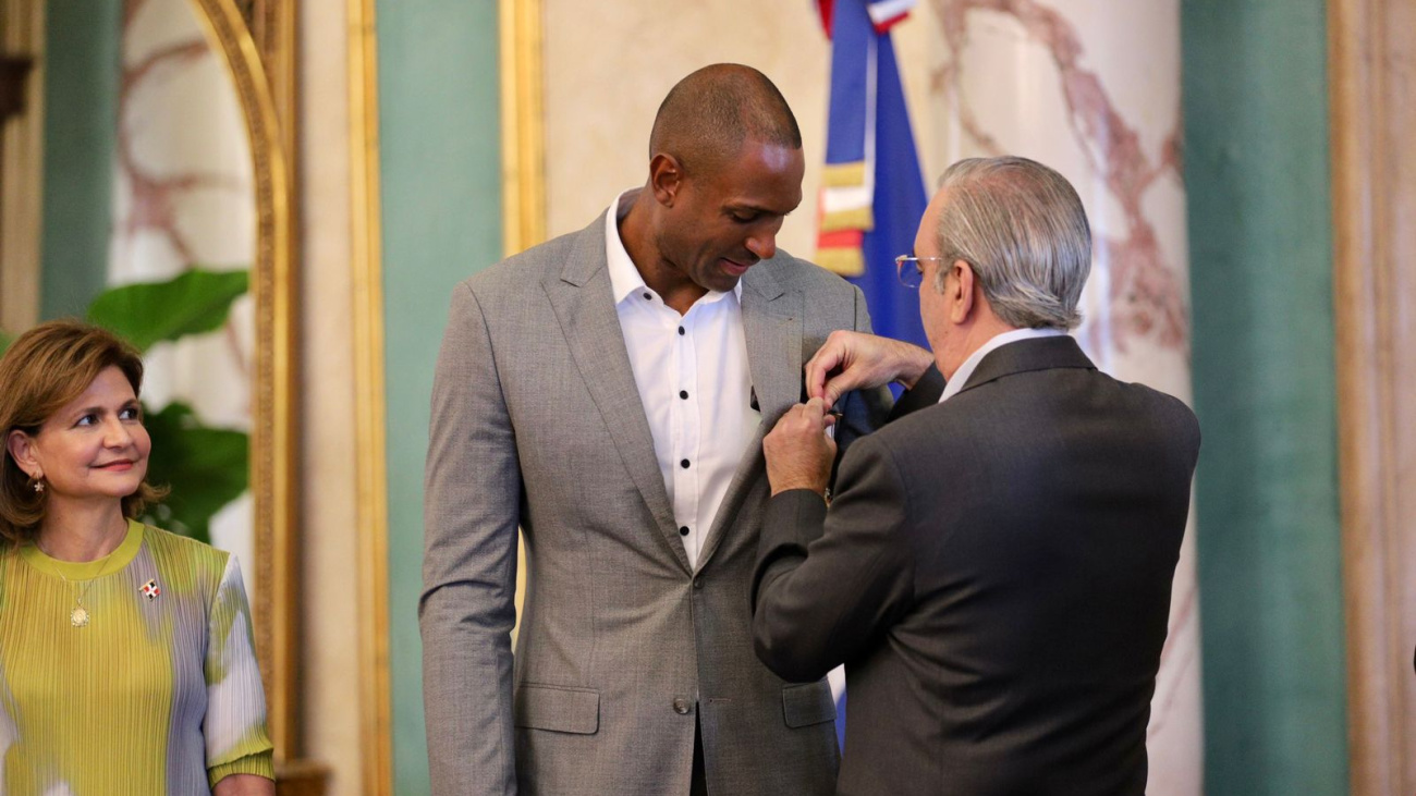 Presidente Abinader condecora con la Orden del Mérito de Duarte, Sánchez y Mella en el Grado de Caballero al destacado baloncestista dominicano Al Horford
