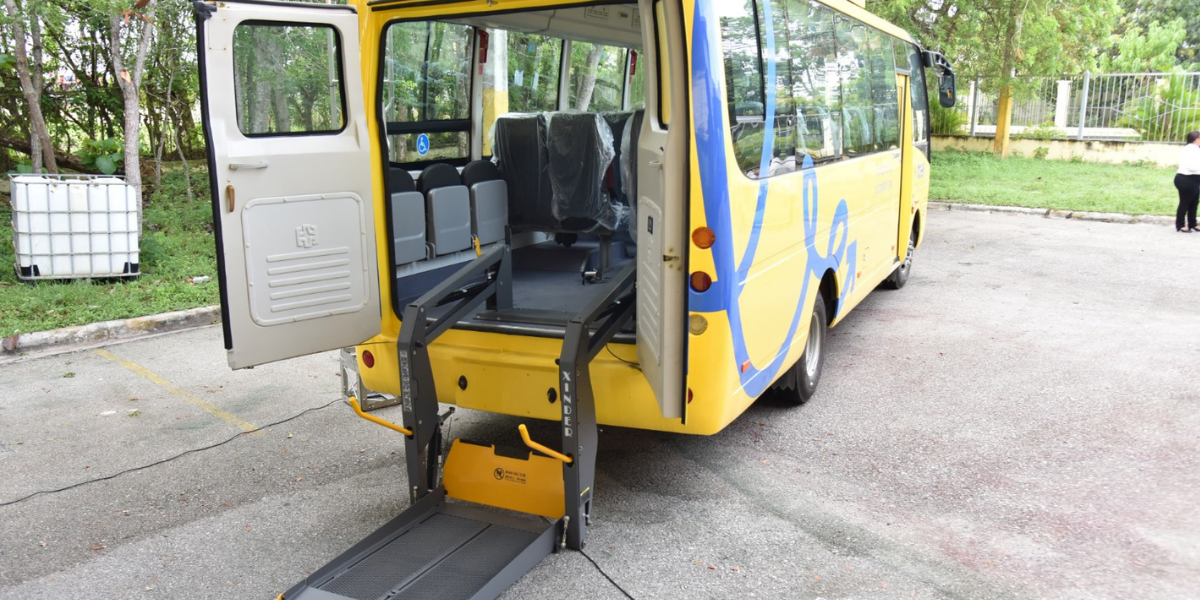 Minerd concluye entrega de 50 autobuses escolares adaptados para estudiantes con discapacidad
