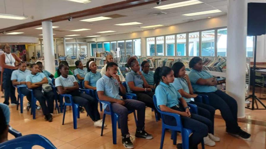 Estudiantes del Liceo Benito González participan en excursión de la Alianza Francesa