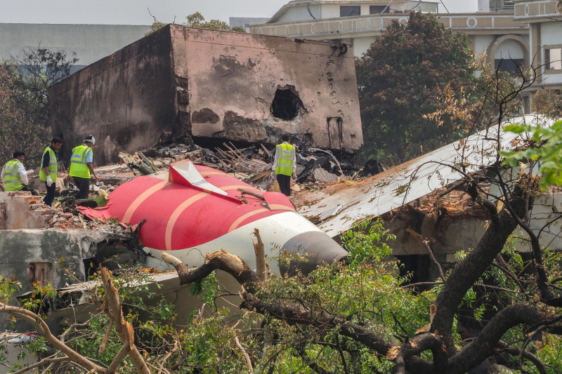 Cajas negras y ADN: ¿Cómo se investiga un accidente de avión como el de la India?