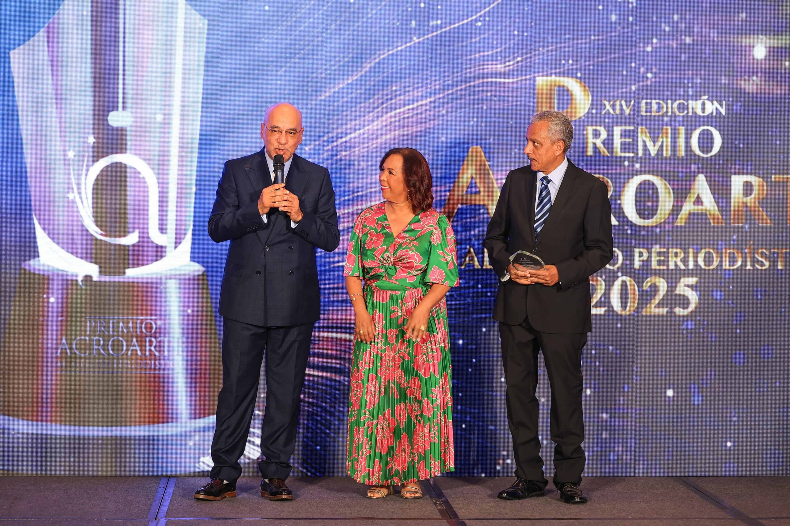Aníbal de Castro recibe el Premio al Mérito Periodístico de Acroarte