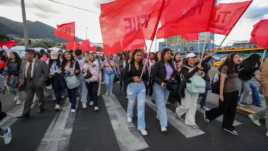 Estudiantes de Ecuador protestan en Quito contra leyes de Noboa y carencias en educación