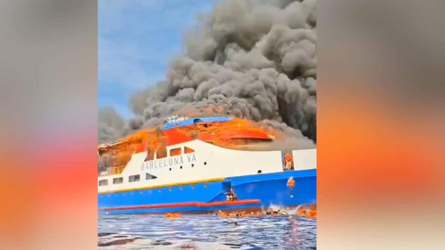 Al menos cinco muertos tras un incendio en el barco de pasajeros 'KM Barcelona' en Indonesia