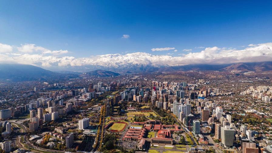 Chile y República Dominicana: dos democracias con deudas crecientes y desafíos comunes