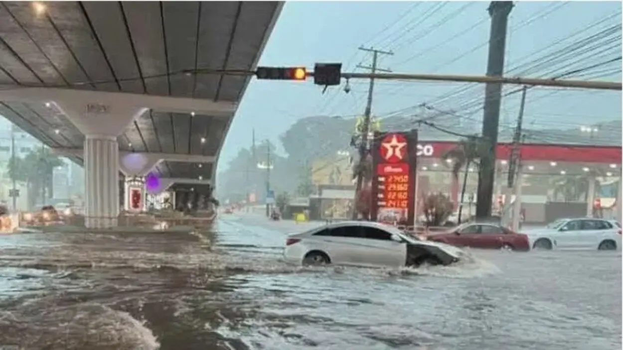 Fuertes-lluvias-provocan-inundaciones-y-caos-en-Santiago
