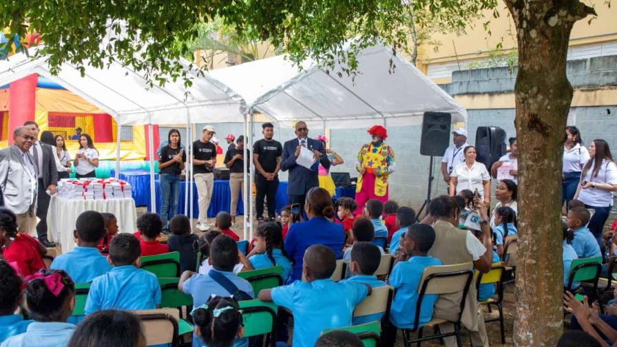 Más de mil estudiantes reciben cuadernos reciclados en Juan Sánchez Ramírez