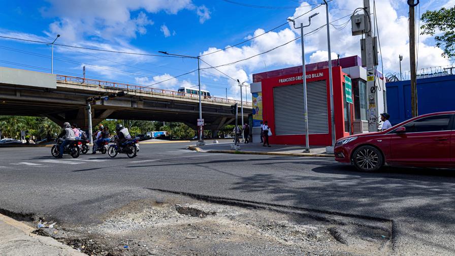 caos-vehicular--por-mal-estado-de-las-calles-en-la-ciudad-e025a7f7-focus-0-0-896-504