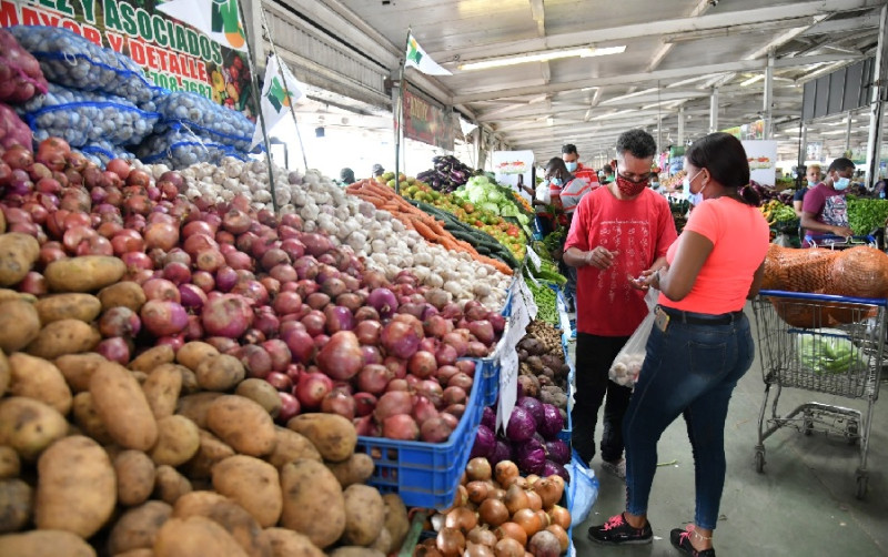 Bajos precios de alimentos atraen clientes al Merca Santo Domingo