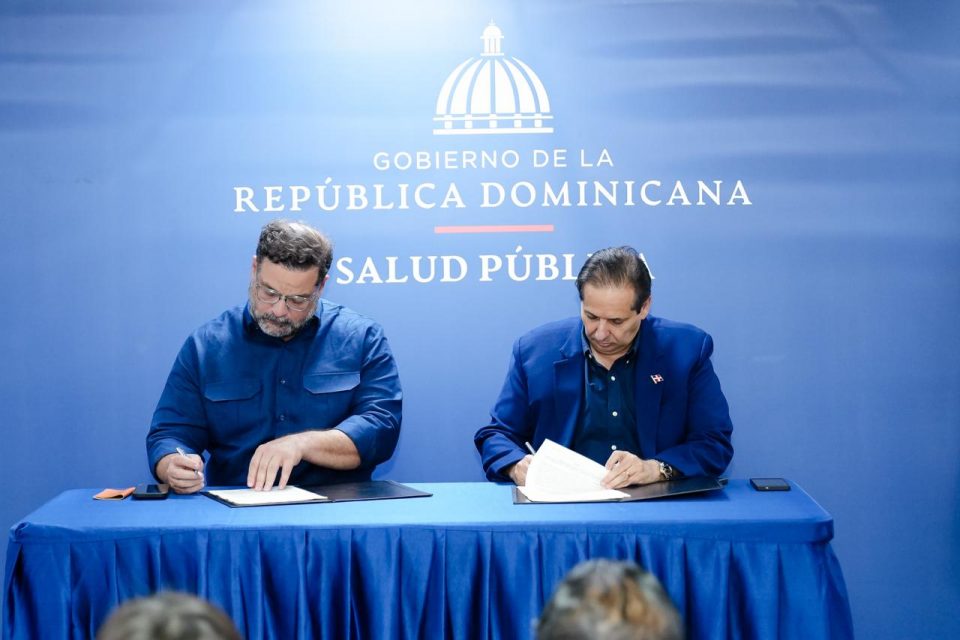 Salud y Medio Ambiente firman convenio para agilizar permisos ambientales en proyectos del Sistema Nacional de Salud