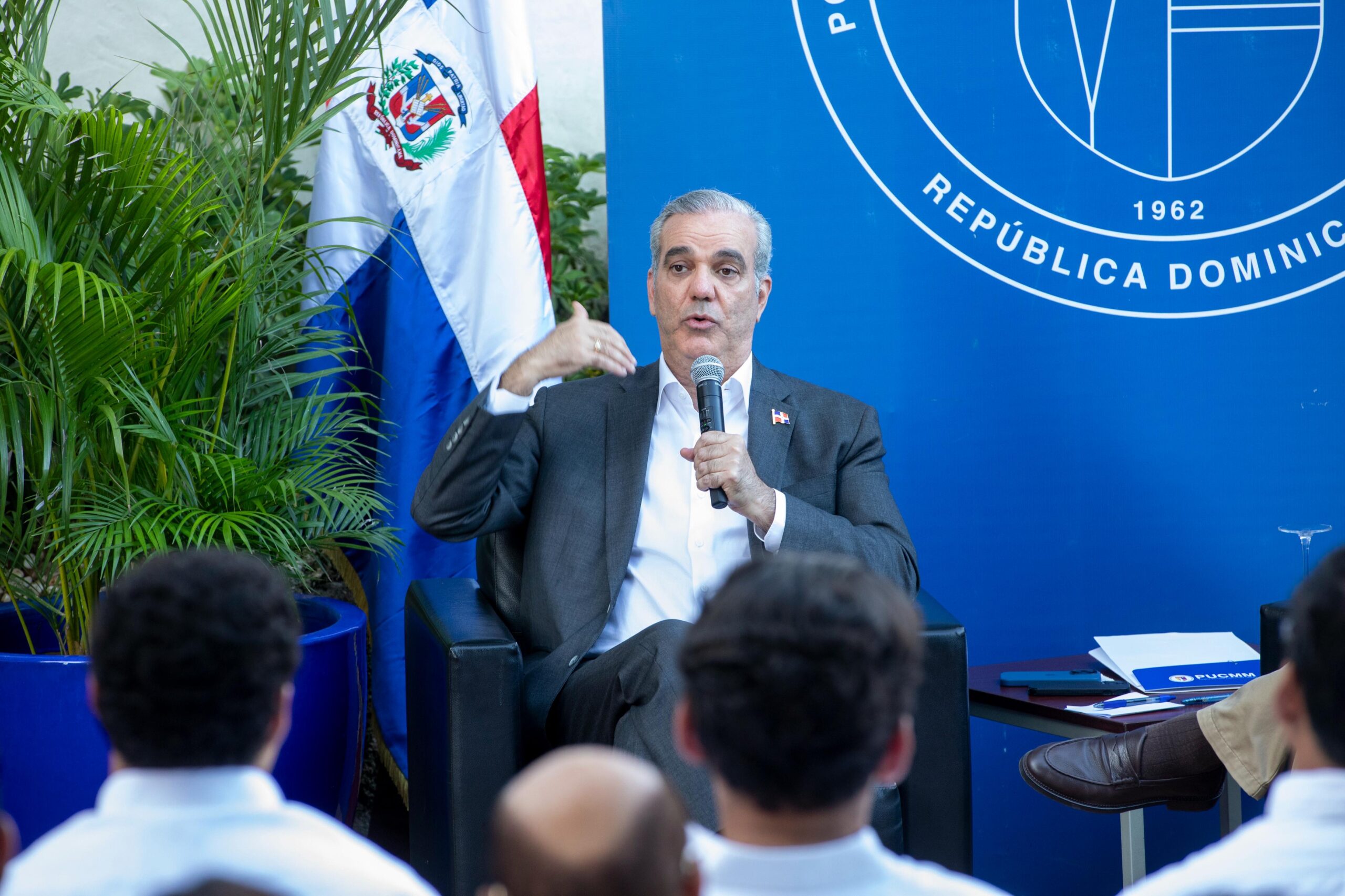 Presidente Abinader participa en conversatorio político con universitarios