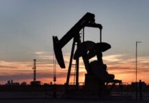 El petróleo de Texas cae un 2.69 % pero cierra la semana por encima de los 90 dólares