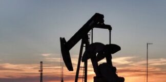 El petróleo de Texas cae un 2.69 % pero cierra la semana por encima de los 90 dólares